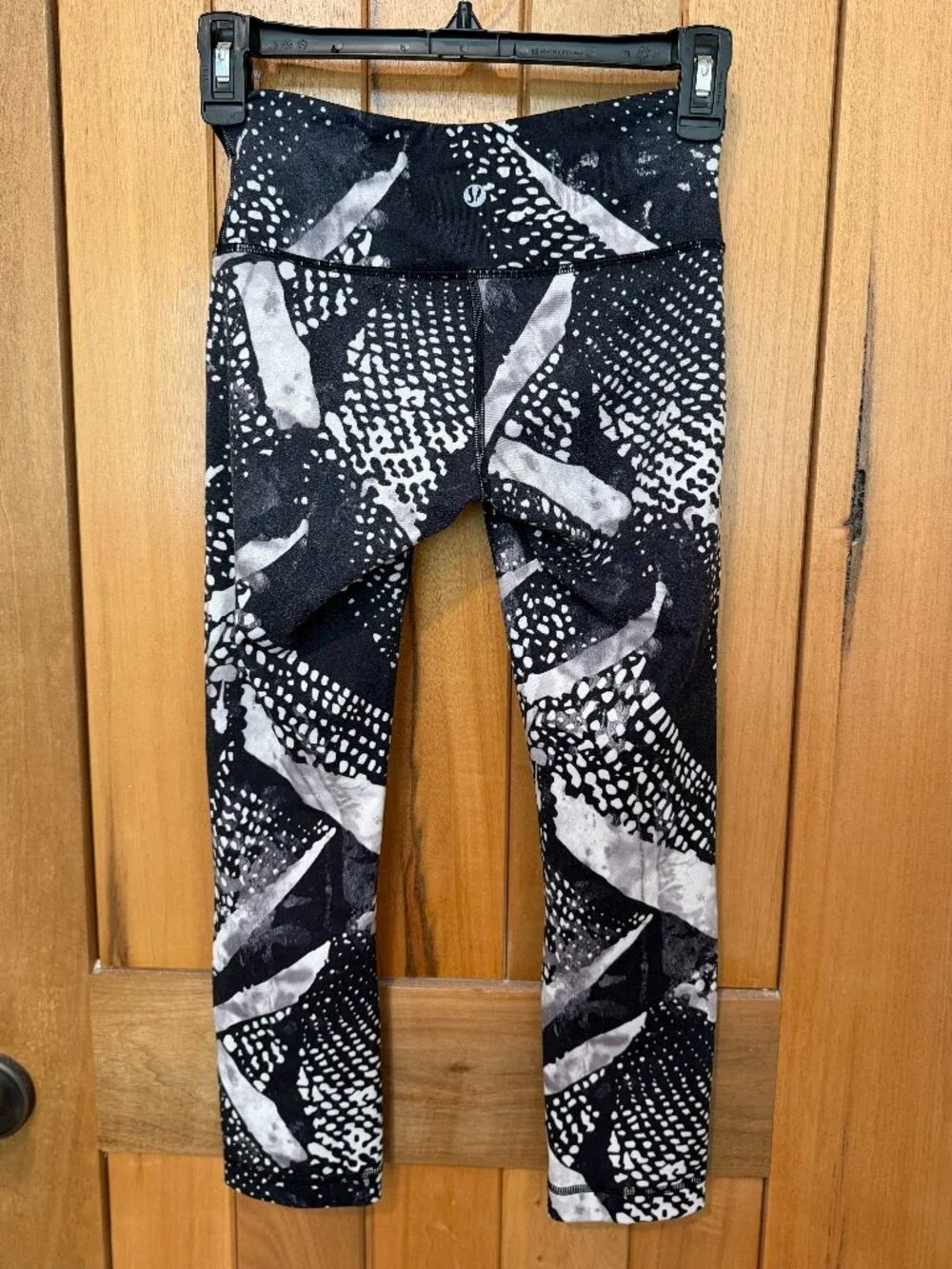 Lululemon Black, White & Gray Patterned Crop Leggings Size 2 - 22